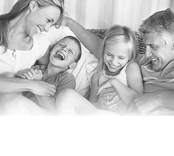 Una famiglia sorridente, genitori e due bambini