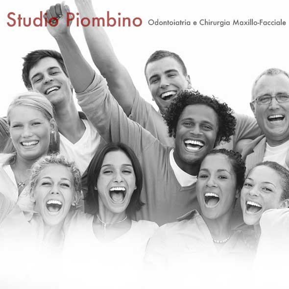 Un gruppo di persone sorridenti