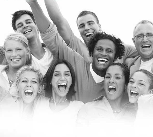 Un gruppo di persone sorridenti